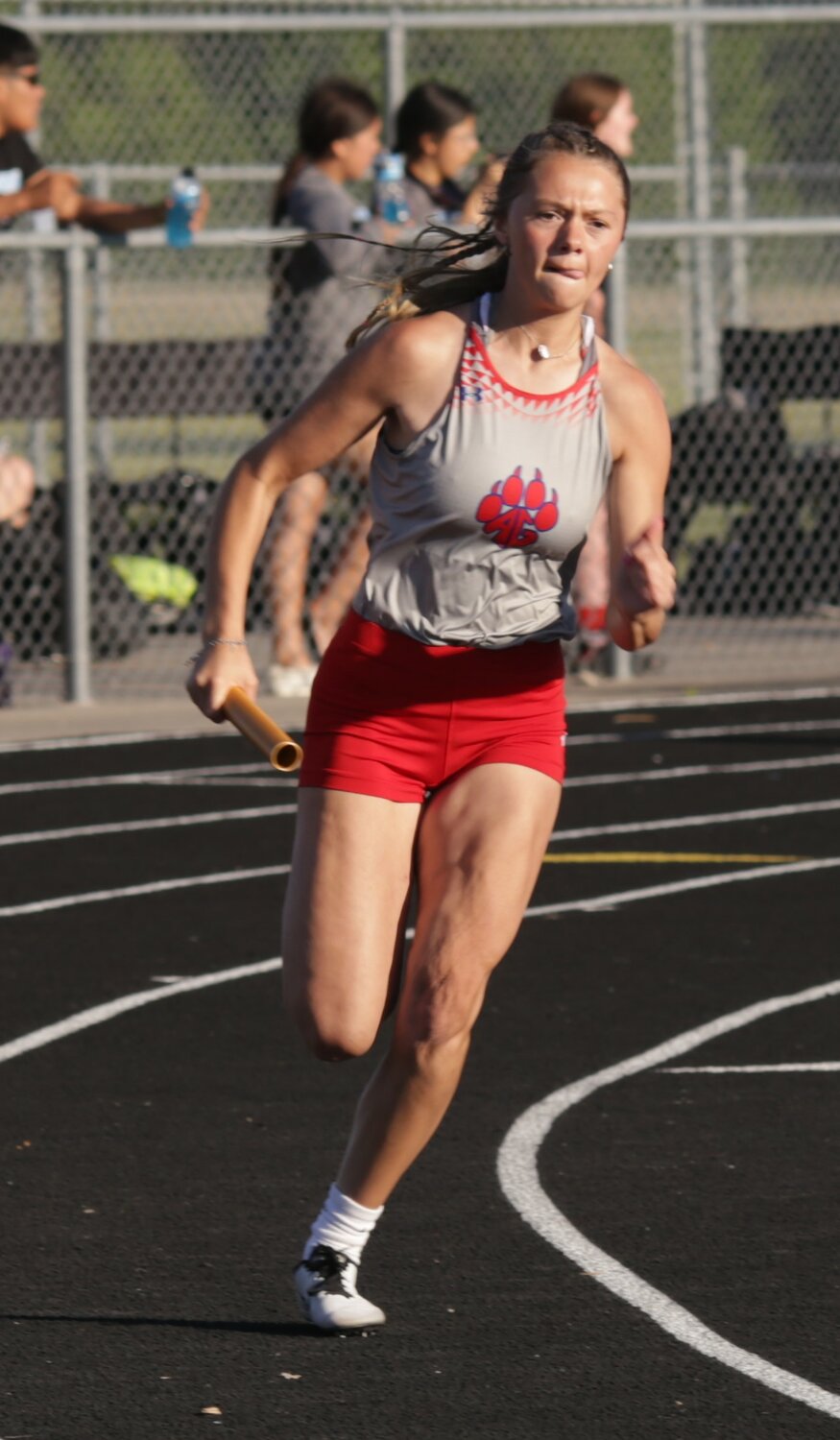 Kalli Trimble runs her leg of the winning 4x200 relay team.